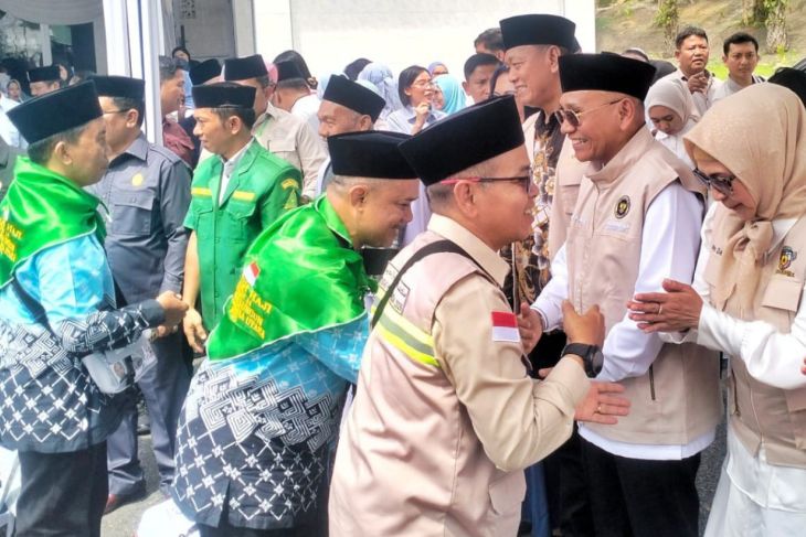 Pemkab Simalungun berangkatkan jamaah calon haji kloter 14
