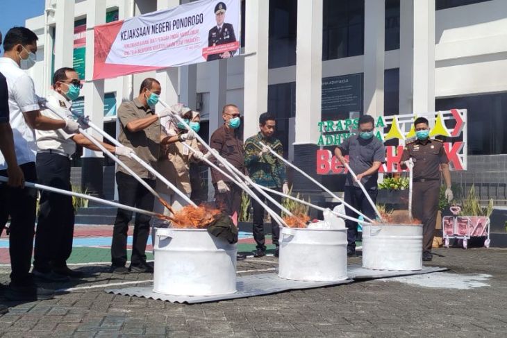 Kejari Ponorogo musnahkan barang bukti dari 44 perkara pidana