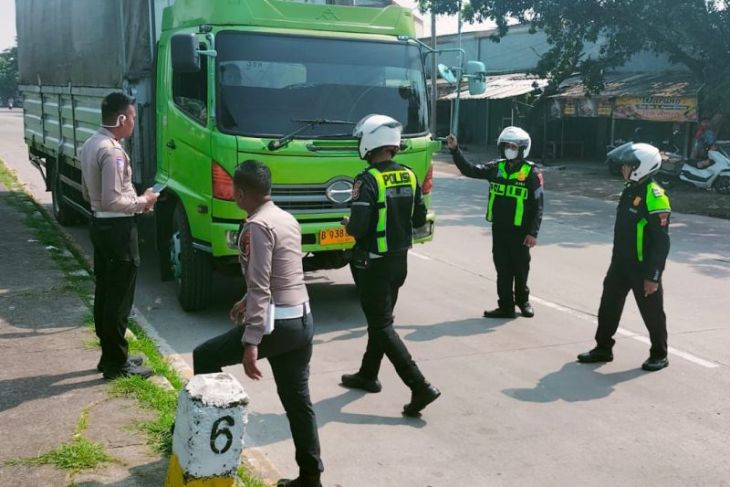 Polisi Karawang temukan praktik penyalahgunaan BBM solar subsidi saat patroli parkir