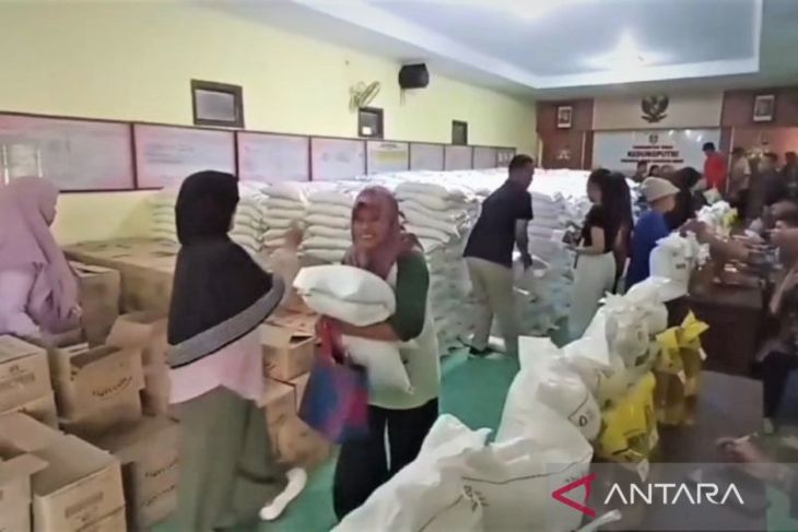 Bulog-Pemkab Ngawi salurkan bantuan pangan jatah Februari-Maret 2026