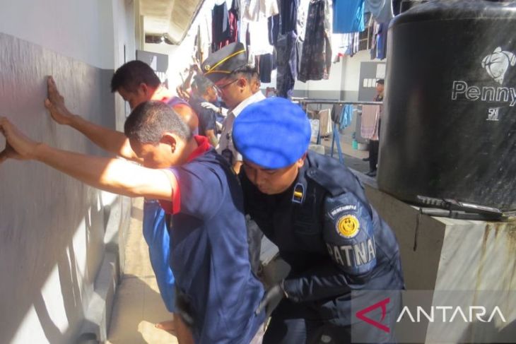 Petugas temukan benda berbahaya saat razia blok hunian Lapas Jember