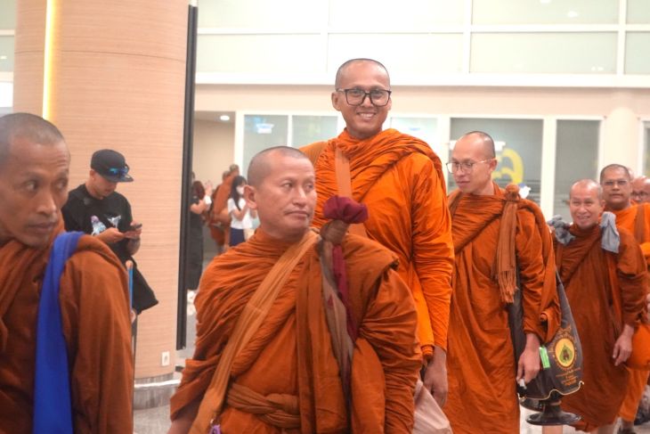 Dari Bali, para biksu jalan kaki hingga ke Borobudur tebar perdamaian