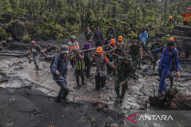 Erupsi Gunung Dukono: Tim SAR evakuasi jenazah pendaki, dua WNA masih hilang di balik abu vulkanik