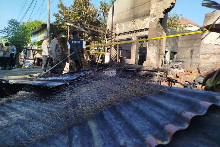 Dua petugas damkar terluka saat padamkan kebakaran bengkel di Ponorogo