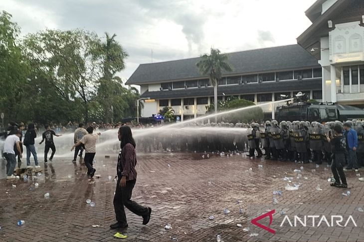 Demo mahasiswa tolak Pergub JKA di kantor Gubernur Aceh ricuh