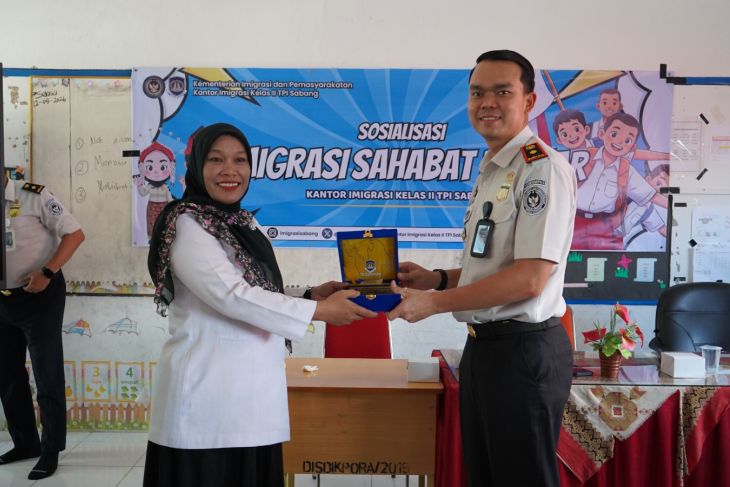 Imigrasi sosialisasi dasar keimigrasian untuk pelajar SDN 27 Sabang