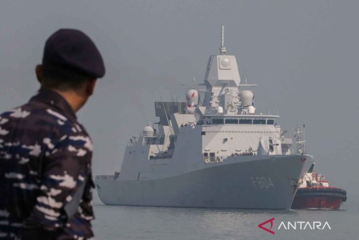 Kapal perang HNLMS De Ruyter asal Belanda singgah di Surabaya dalam kampanye diplomatik