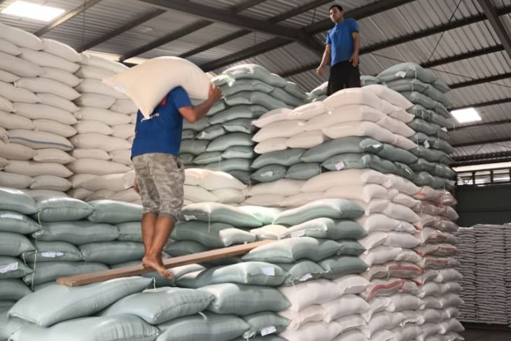 Bulog Singkawang pastikan stok beras aman hingga enam bulan ke depan