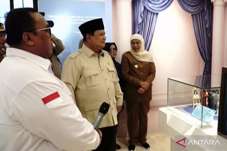 Presiden Prabowo berkeliling melihat Museum Marsinah di Nganjuk