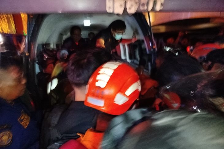 Tim SAR gabungan evakuasi seorang korban meninggal pada kebakaran Megamall Manado