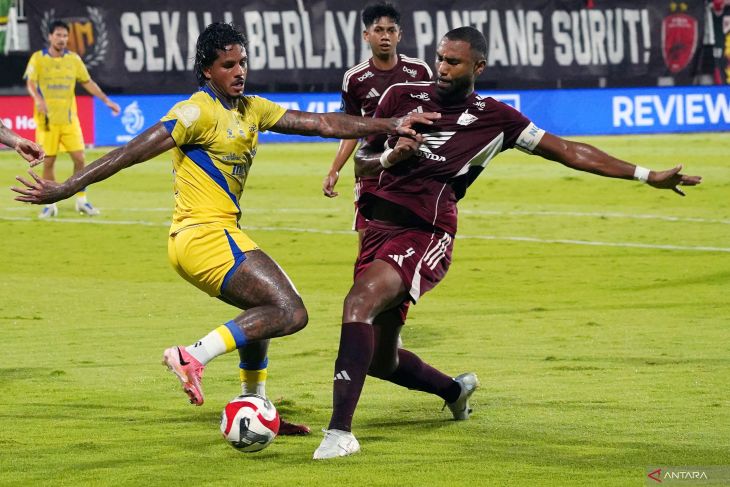 Persib Bandung menang dramatis 2-1 atas PSM Makassar