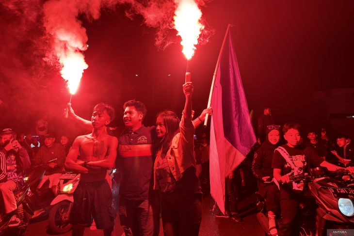Ribuan Bobotoh padati Flyover Pasupati rayakan kemenangan Persib Bandung atas PSM Makassar