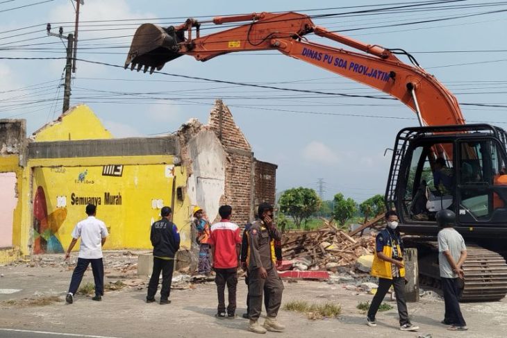 Petugas gabungan bongkar bangunan liar di jalur Ponorogo-Pacitan