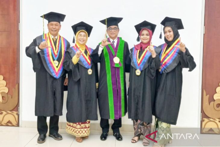 Doktor Administrasi Pendidikan lulusan terbaik IPK sempurna di Wisuda ke-130 ULM