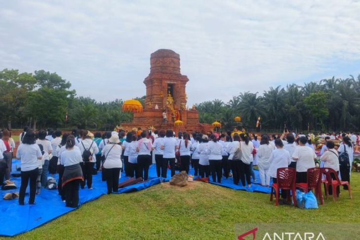 Ratusan Umat Buddha rayakan waisak di Candi Bahal I, Polisi lakukan pengamanan