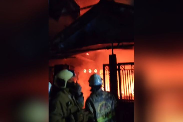 Dua orang tewas dalam kebakaran rumah di Surabaya
