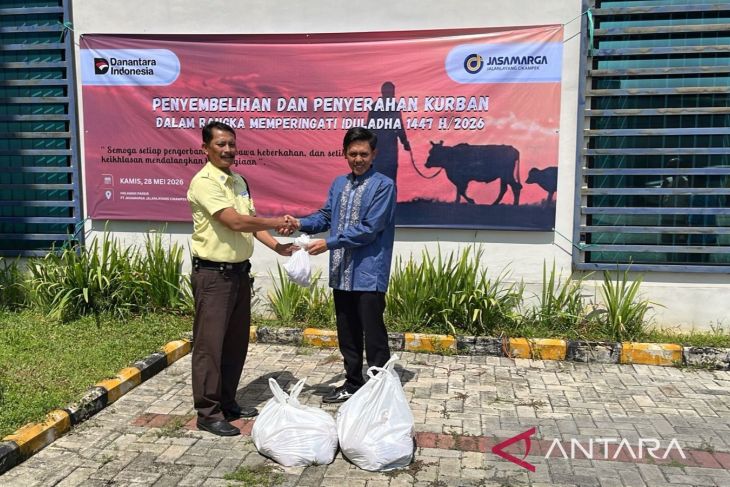Jasamarga berbagi daging kurban ke warga sekitar di Bekasi