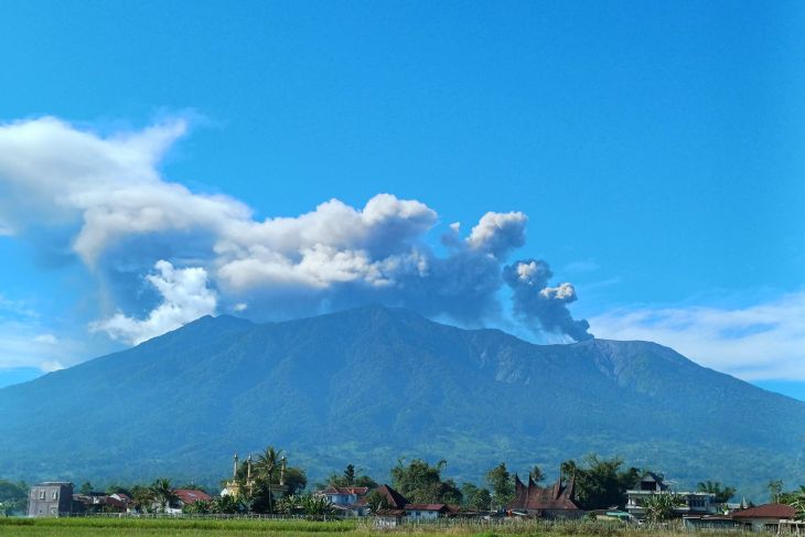 Gunung Marapi erupsi semburkan kolom abu setinggi 2.000 meter