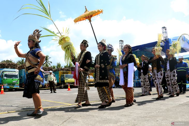 Tradisi Upacara Temanten Tebu PG RMI Blitar