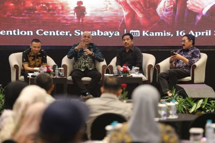 Timbang-pandang biografi Akhmad Munir, Dari Kopral Menjadi Jenderal Wartawan