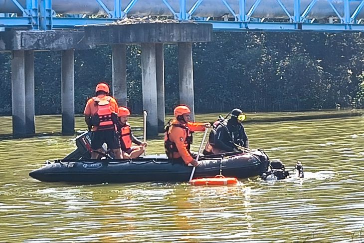 Tim SAR gabungan cari pemancing tenggelam di Kali Lamong Gresik