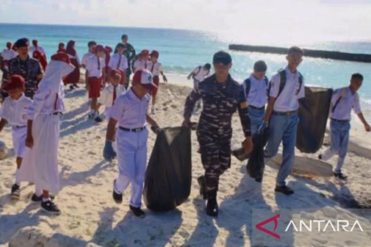 TNI AL lakukan bersih pantai Pulau Buru sambut Hari Lingkungan Hidup