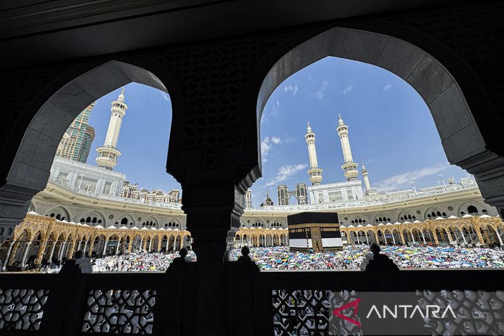 Jamaah haji melaksanakan Tawaf Wada