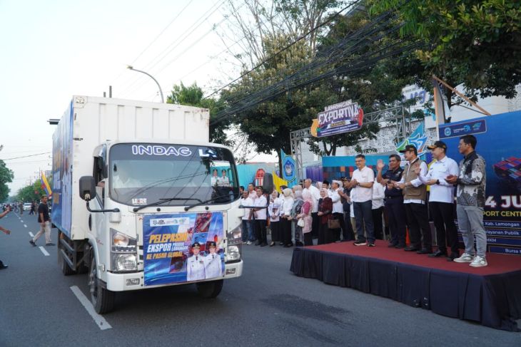 Pemkab Lamongan berangkatkan lima kontainer produk ekspor