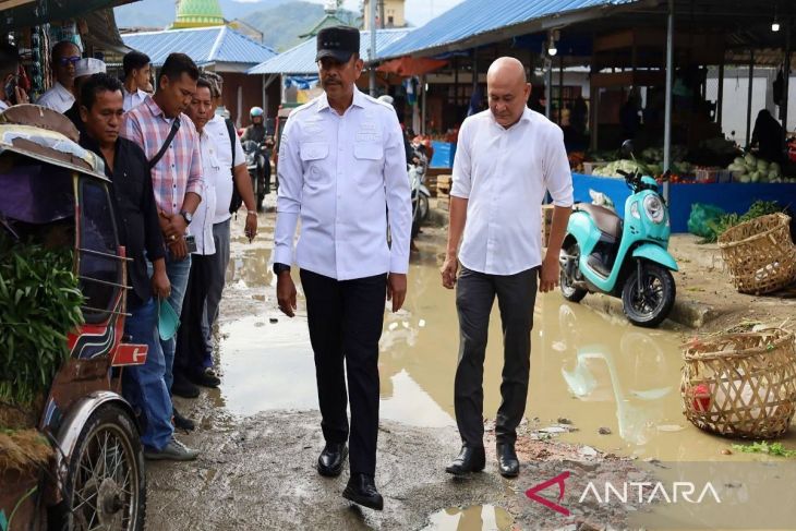 Tinjau Pasar Baru, bupati soroti air bersih hingga drainase
