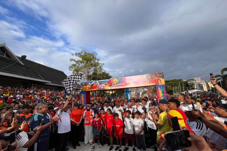 Ribuan warga Ambon ikuti Color Fun Walk meriahkan Piala Dunia