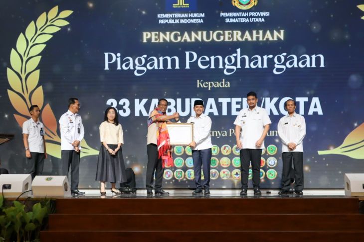 Wali Kota Tebing Tinggi terima penghargaan dari Kementrian Hukum RI