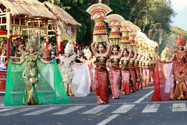 Denpasar libatkan 700 peserta pawai pada pembukaan Pesta Kesenian Bali 2026