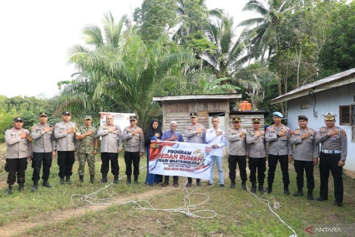 Pasutri di Belitung Timur menangis bahagia di hadapan Kapolda, dapat bedah rumah jelang HUT Bhayangkara