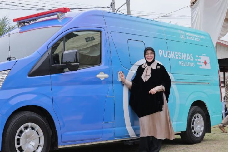 Illiza serahkan dan peusijuek ambulans Puskesmas keliling untuk Posyandu Alue Naga