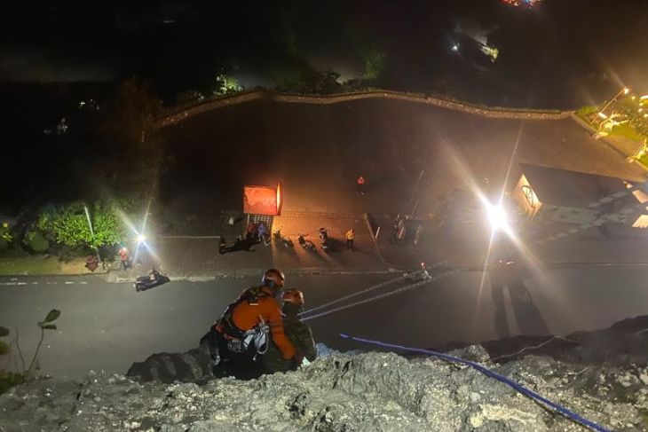 SAR evakuasi pecinta binatang yang terjebak di tebing Pandawa