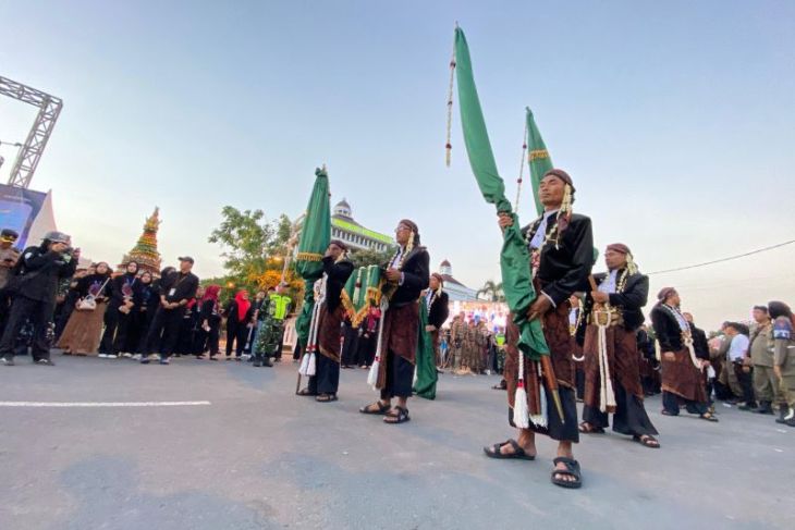 Kirab dan jamasan pusaka warnai tradisi malam 1 Suro