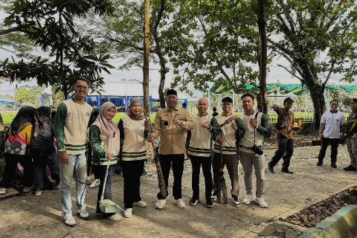 Setwan Batola aksi bersih-bersih di Taman Palagan Marabahan