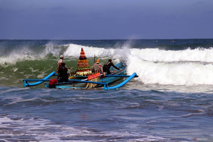 Tradisi larung sesaji Pantai Serang