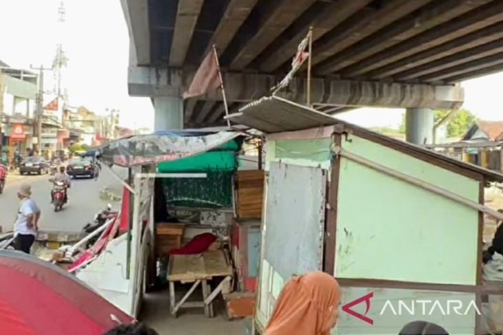 Pemkab Karawang tertibkan puluhan bangunan liar guna tata perkotaan Cikampek