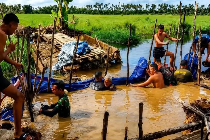 Kodim Mempawah bangun jembatan Wajok Hilir dukung konektivitas desa