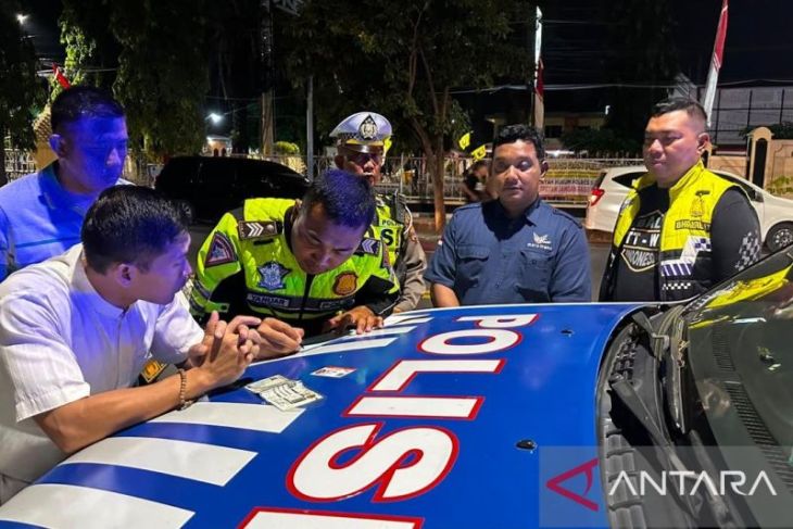 Polres Situbondo tilang sopir bus pariwisata terobos lampu merah