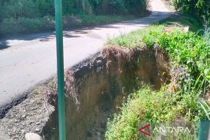Jalan Panyabungan - Panyabungan Timur di Padang Laru terancam putus