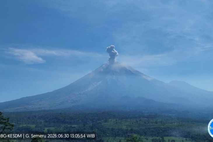 Semeru erupsi dengan letusan setinggi 900 meter
