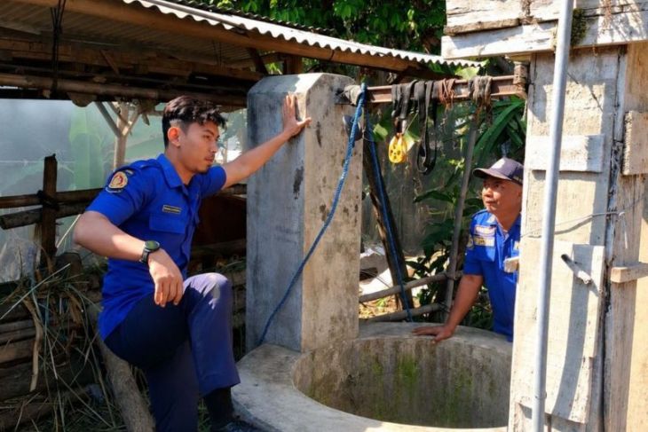 Damkar Kabupaten Kediri evakuasi sapi tercebur di sumur