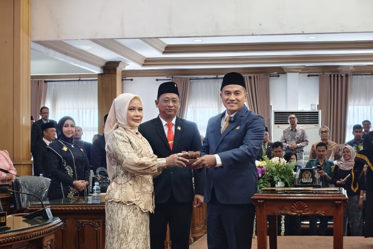Ketua DPRD Banjarbaru terima palu sidang usai dilantik