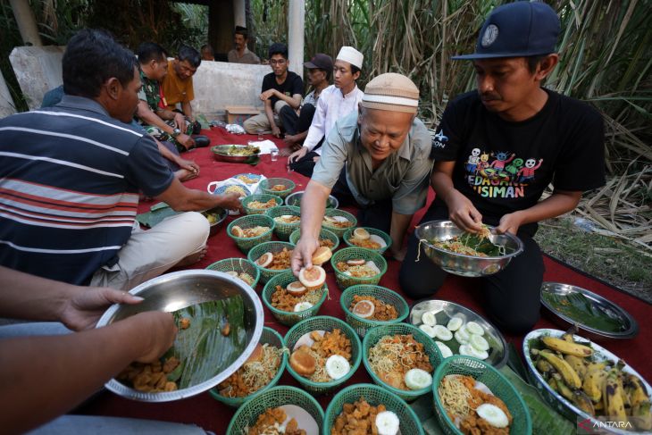 Tradisi selamatan bulan Suro petani di Kediri