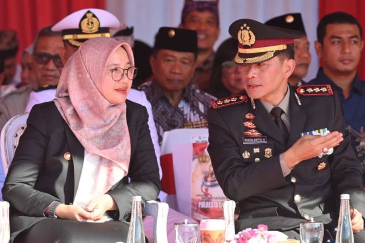 Bupati Ipuk ingatkan warga tak tergiur tawaran biaya umrah murah