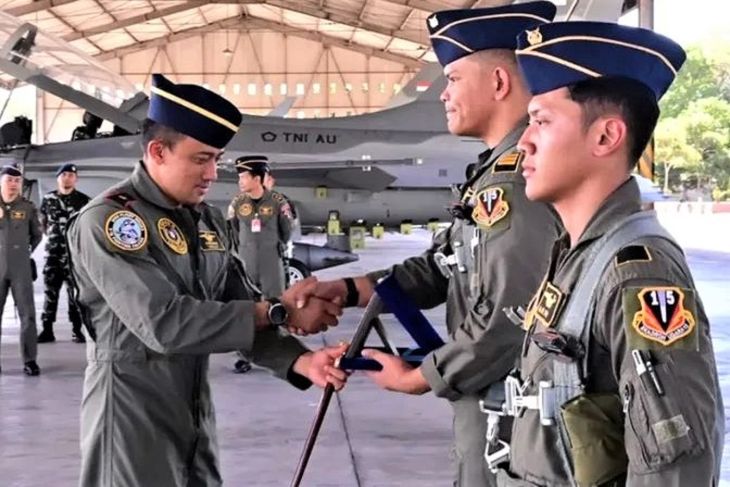 Danlanud Iswahjudi sematkan badge 1.000 jam terbang serta Hawk Sierra