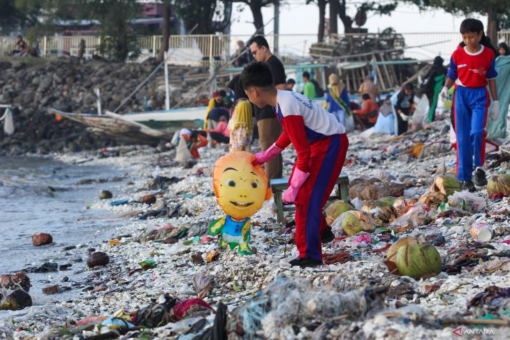 Bersih-bersih pantai dari sampah saat liburan sekolah