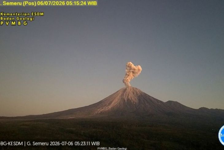 Gunung Semeru erupsi, tinggi letusan hingga 1 Km